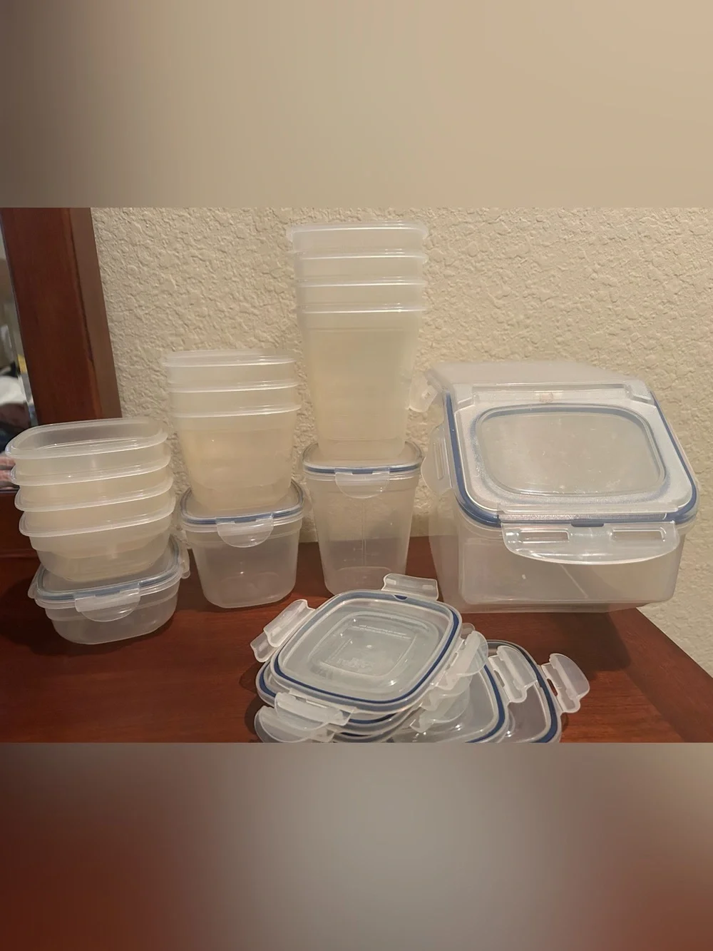 Lot of 15 Lock & Lock Containers with lids